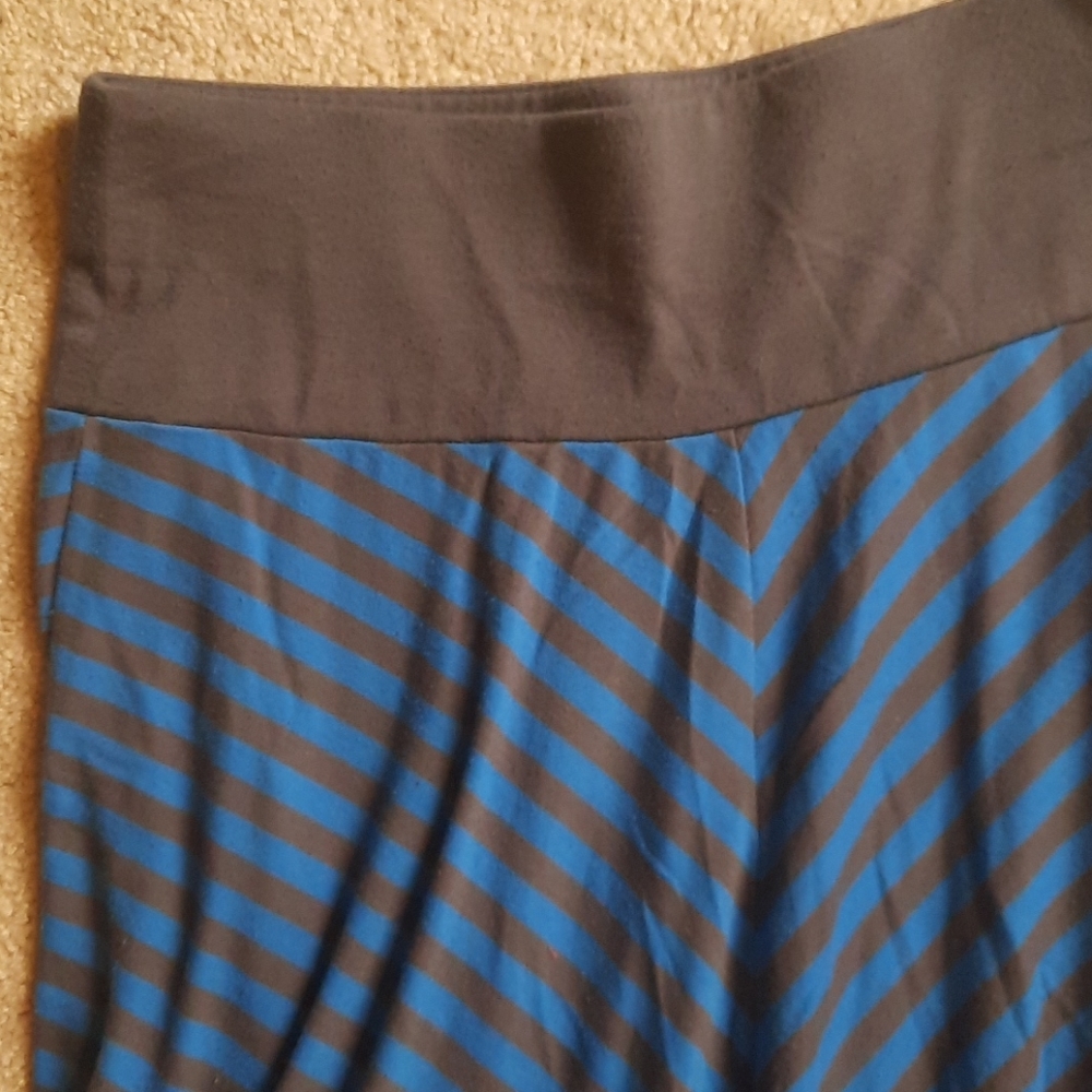 Skirt‎ - Picture 2 of 4